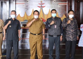 AUDIENSI KPK. Gubernur Lampung Arinal Djunaidi bersama Direktur Koordinasi dan Supervisi (Korsup) Wilayah II KPK RI Yudhiawan dan jajaran usai audiensi bersama Gubernur Lampung di Mahan Agung, Senin (19/4). KPK mendorong percepatan sertifikasi dan pengamanan aset milik Pemerintah Daerah (Pemda). Ada sekitar kurang lebih 1.056 sertifikat aset yang akan diserahkan kepada pemda di Lampung.
ISTIMEWA