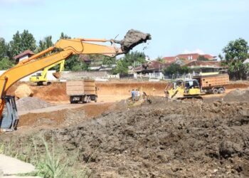Alat berat berada di lokasi pembangunan proyek Plaza Living di Jalan Zainal Abidin Pagaralam, Kelurahan Rajabasa Nunyai, Bandar Lampung.
(LAMPUNG POST/ZAINUDDIN)