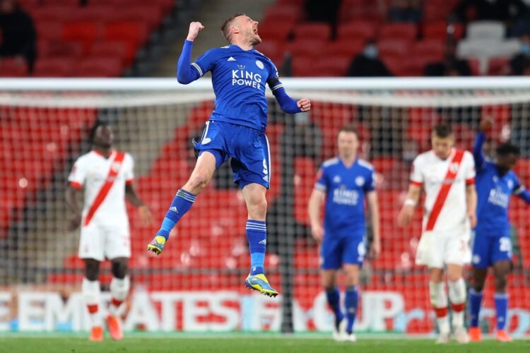LEICESTER CITY KALAHKAN SOUTHAMPTON 1-0. Striker Leicester City Jamie Vardy (tengah) merayakan kemenangan mereka usai peluit akhir dalam pertandingan sepak bola semifinal Piala FA Inggris antara Leicester City dan Southampton di Stadion Wembley di London, Senin (19/4). Leicester City menantang Chelsea pada Final Piala FA setelah menyingkirkan Southampton lewat kemenangan 1-0.
n AFP/RICHARD HEATHCOTE