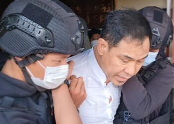 PENANGKAPAN MUNAMAN. Penangkapan pengacara Muhammad Rizieq Shihab, Munarman, dalam kasus terorisme disebut melanggar hak asasi manusia (HAM). Alasannya, eks Sekretaris Jenderal (Sekjen) Front Pembela Islam (FPI) itu diseret paksa dari kediamannya ke dalam mobil untuk dibawa ke Polda Metro Jaya, Selasa (27/4).
MI