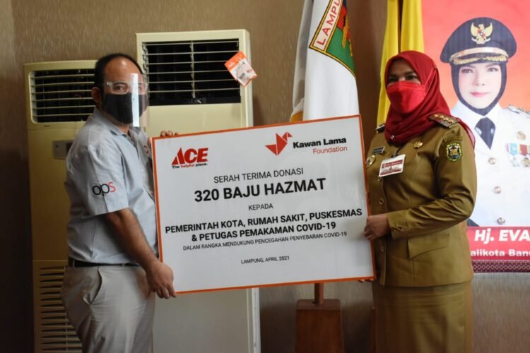 Walikota Bandar Lampung Eva Dwiana saat menerima bantuan APD berupa 320 baju hazmat untuk para tenaga kesehatan dari ACE Hardware Mall Boemi Kedaton (MBK) atau Kawan Lama Foundation, Senin (19/4/2021).