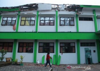 Sekolah di Jatim rusak akibat gempa. (Dok. Antara)