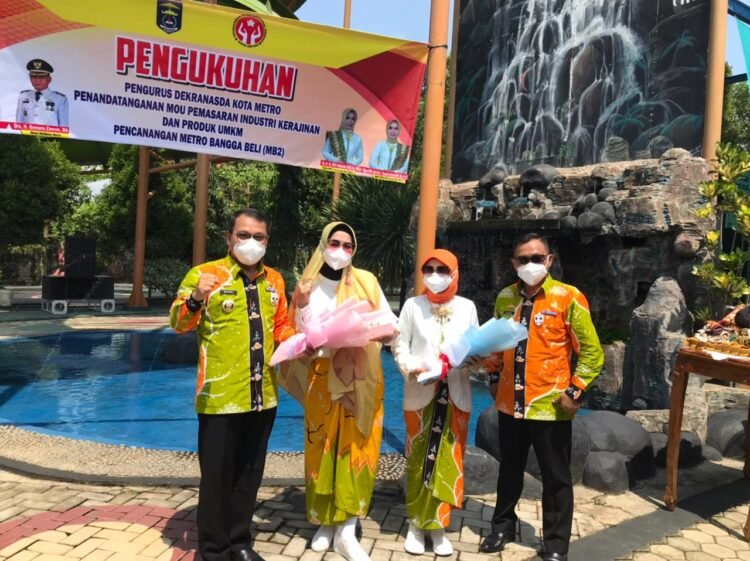 Wali Kota Metro Wahdi Sirajuddin bersama istri, Silfia Naharani, dan Wakil Wali Kota Metro Qomaru Zaman bersama istri, Asih Kusminah, saat pengukuhan pengurus Dekranasda Kota Metro dan penandatanganan MoU Pemasaran Industri Kerajinan dan Produk UMKM Pencanangan Metro Bangga Beli.
(LAMPUNG POST/BAMBANG PAMUNGKAS)