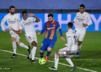 Bintang Barcelona, Lionel Messi, mencoba melewati kepungan pemain Real Madrid. (AFP/Javier Soriano)