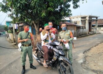 Satgas kecamatan dan kelurahan di Kota Bandar Lampung terus bergerak menyosialisasikan prokes dan pengawasan terhadap pelaksanaan protokol kesehatan 5M. Tim patroli Satgas Penanganan Covid-19 Kota Bandar Lampung juga membagikan masker kepada warga.
(ISTIMEWA)