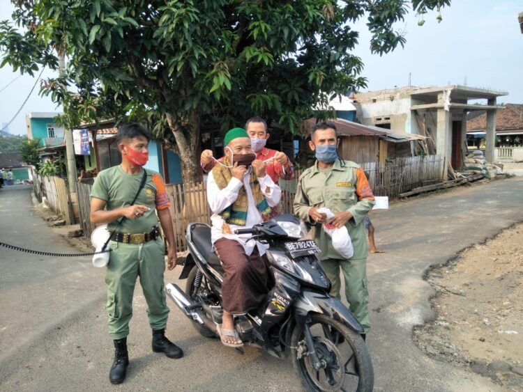 Satgas kecamatan dan kelurahan di Kota Bandar Lampung terus bergerak menyosialisasikan prokes dan pengawasan terhadap pelaksanaan protokol kesehatan 5M. Tim patroli Satgas Penanganan Covid-19 Kota Bandar Lampung juga membagikan masker kepada warga.
(ISTIMEWA)