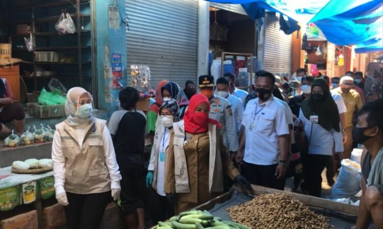 BPOM Melakukan sidak ke sejumlah pasar untuk jaminan keamanan produk makanan. (DOK.LAMPUNG POST)