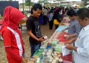 Takjil aneka warna memang menarik, tapi waspadai keamanan warna makanan. (DOK. LAMPUNG POST)