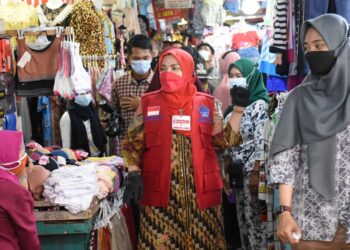 Wali Kota Bandar Lampung Eva Dwiana melihat penerapan protokol kesehatan (prokes) terutama pemakaian masker di lingkungan pasar tradisional di Kota Bandar Lampung.
ISTIMEWA