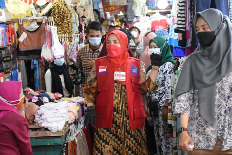 Wali Kota Bandar Lampung Eva Dwiana melihat penerapan protokol kesehatan (prokes) terutama pemakaian masker di lingkungan pasar tradisional di Kota Bandar Lampung.
ISTIMEWA
