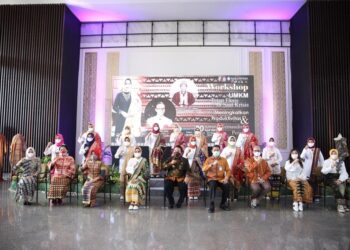 Gubernur Lampung Arinal Djunaidi bersama Ketua Dekranasda Provinsi Lampung Ibu Riana Sari Arinal, Kepala Perwakilan BI Provinsi Lampung, Budiharto Setyawan dan entrepreneur mentor & founder IKAT Indonesia Didiet Maulana saat Workshop UMKM bertajuk UMKM Tetap Eksis di Saat Krisis di Mahan Agung, Rumah Dinas Gubernur, Jumat (30/4).
ISTIMEWA