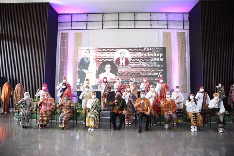 Gubernur Lampung Arinal Djunaidi bersama Ketua Dekranasda Provinsi Lampung Ibu Riana Sari Arinal, Kepala Perwakilan BI Provinsi Lampung, Budiharto Setyawan dan entrepreneur mentor & founder IKAT Indonesia Didiet Maulana saat Workshop UMKM bertajuk UMKM Tetap Eksis di Saat Krisis di Mahan Agung, Rumah Dinas Gubernur, Jumat (30/4).
ISTIMEWA