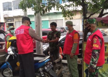 Tim Patroli Satuan Tugas (Satgas) Penanganan Covid-19 Kota Bandar Lampung melakukan pengawasan serta mengimbau tentang protokol kesehatan di semua titik yang ada di Kota berjuluk Tapis Berseri.
ISTIMEWA