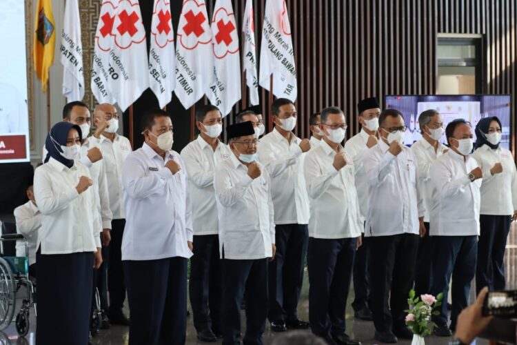 Ketua Umum Palang Merah Indonesia (PMI) Jusuf Kalla bersama Riana Sari Arinal dilantik sebagai Ketua PMI Provinsi Lampung, Gubernur Arinal Djunaidi didapuk sebagai pelindung, kemudian Prof Dr H Muhammad Ferry, MAG sebagai ketua Dewan Kehormatan dan Sekprov Lampung Fahrizal Darminto sebagai sekretaris PMI Provinsi Lampung usai pelantikan pengurus dan dewan kehormatan PMI Provinsi Lampung masa bakti 2020—2025 di Mahan Agung, Rumah Dinas Gubernur Lampung, Jumat (28/5).
ISTIMEWA