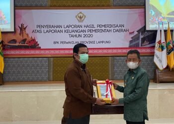 Ketua BPK RI Perwakilan Provinsi Lampung, Andri Yogama memberikan penghargaan opini Wajar tanpa Pengecualian (WTP) 10 kali secara berturut-turut kepada Wakil Bupati Tubaba Fauzi Hasan di Ruang Rapat Lantai III BPK RI Perwakilan Provinsi Lampung, Jumat (30/4).
ISTIMEWA