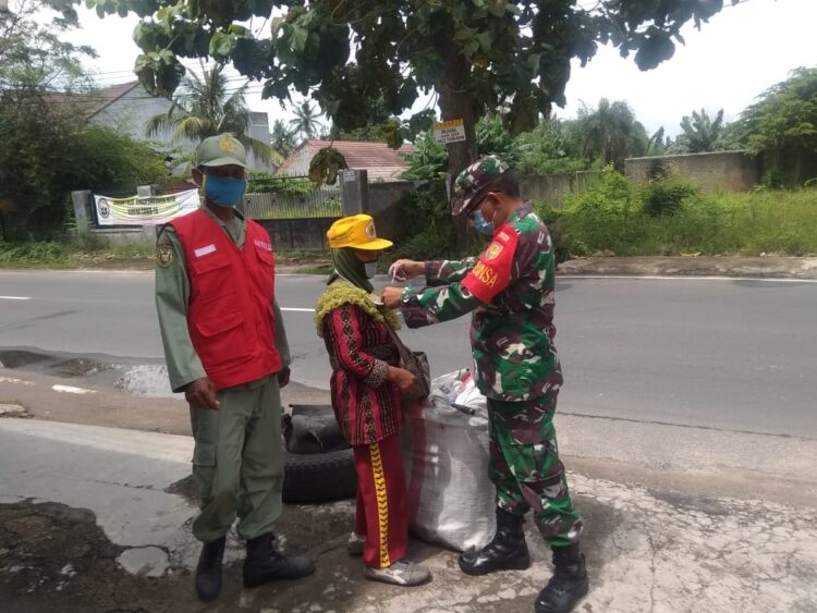 Tim Patroli Satuan Tugas (Satgas) Penanganan Covid-19 Kota Bandar Lampung mengingatkan warga untuk tetap mematuhi dan menjalankan tindakan protokol kesehatan di tempat ibadah, mal, dan pasar tradisional di Kota Bandar Lampung untuk menekan penyebaran Covid-19.
ISTIMEWA