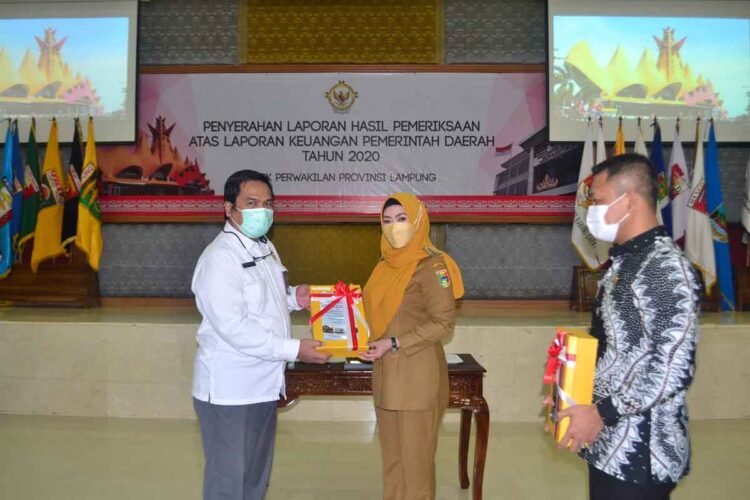 Ketua BPK RI Perwakilan Provinsi Lampung, Andri Yogama memberikan penghargaan opini Wajar tanpa Pengecualian (WTP) dari Badan Pemeriksa Keuangan RI (BPK RI) kepada Bupati Tanggamus Dewi Handajani di Ruang Rapat Lantai III BPK RI Perwakilan Provinsi Lampung,  Senin (3/5).
ISTIMEWA