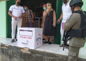 DISTRIBUSI VAKSIN. Personel Detasemen Gegana Satbrimobda Lampung melaksanakan pengamanan dan pengawalan pendistribusian vaksin Covid-19.
DOK. SATBRIMOBDA LAMPUNG