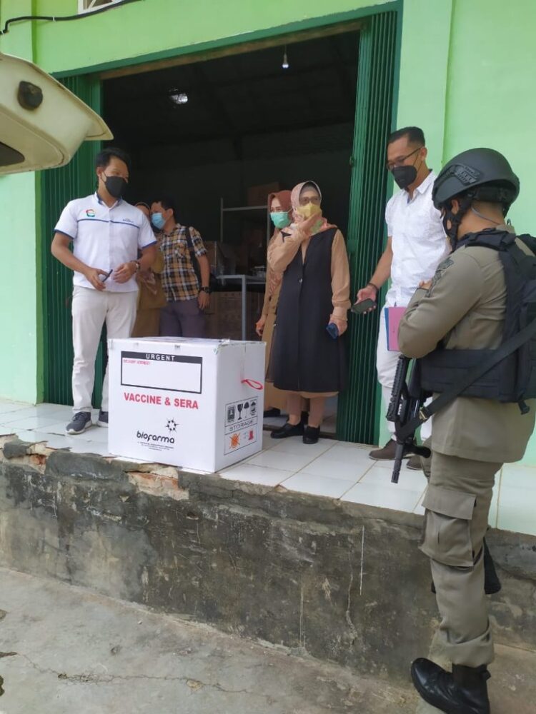 DISTRIBUSI VAKSIN. Personel Detasemen Gegana Satbrimobda Lampung melaksanakan pengamanan dan pengawalan pendistribusian vaksin Covid-19.
DOK. SATBRIMOBDA LAMPUNG