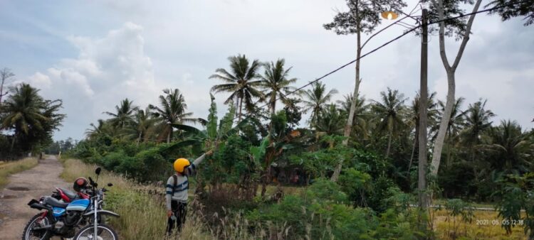 Bangun Jaringan Listrik di 8 Desa Pedalaman