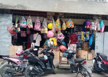 OMZET TOKO MAINAN NAIK. Salah satu toko mainan anak di Pasar Tengah, Bandar Lampung, Senin (17/5). Pasca-Lebaran omzet toko mainan tersebut melonjak hingga 90 persen.
LAMPUNG POST/ATIKA OKTARIA