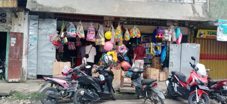 OMZET TOKO MAINAN NAIK. Salah satu toko mainan anak di Pasar Tengah, Bandar Lampung, Senin (17/5). Pasca-Lebaran omzet toko mainan tersebut melonjak hingga 90 persen.
LAMPUNG POST/ATIKA OKTARIA