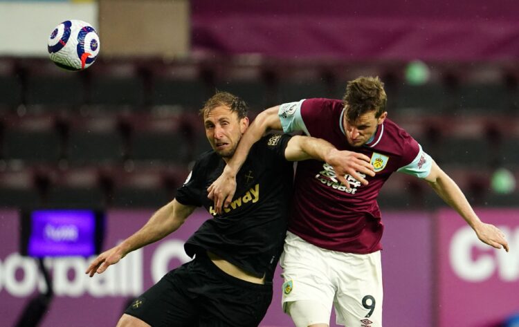 BURNLEY VS WEST HAM. Bek West Ham United Craig Dawson (kiri) dan striker Burnley Chris Wood berebut bola selama pertandingan sepak bola Liga Utama Inggris antara Burnley dan West Ham United di Turf Moor, Burnley, barat laut Inggris, Selasa (4/5).
AFP/JON SUPER