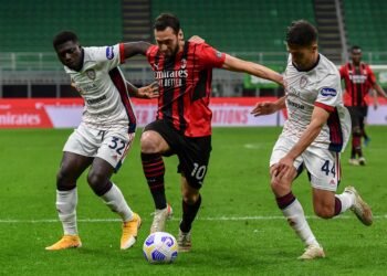 AC MILAN VS CAGLIARI. (Dari kiri) Gelandang Cagliari Alfred Duncan, gelandang AC Milan Hakan Calhanoglu, dan bek Cagliari Andrea Carboni mengejar bola saat pertandingan Serie A Italia antara AC Milan dan Cagliari di Stadion San Siro, Senin (17/5).
AFP/MIGUEL MEDINA
