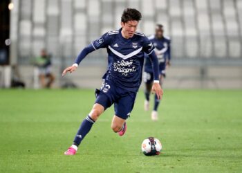 BORDEAUX VS OLYMPIQUE LYON. Penyerang Bordeaux Ui-Jo Hwang berlari dengan bola saat pertandingan Liga Prancis antara Nimes Olympique dan Olympique Lyonnais di Stadion Costieres, Nimes, Prancis, Senin (17/5).
AFP/ROMAIN PERROCHEAU
