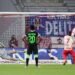 LEIPZIG VS WOLFSBURG. Gelandang Leipzig Marcel Sabitzer mencetak gol dari titik penalti melewati kiper Wolfsburg Koen Casteels saat pertandingan sepak bola divisi pertama Bundesliga Jerman antara RB Leipzig dan VfL Wolfsburg di Leipzig, Senin (17/5).
AFP/RONNY HARTMANN