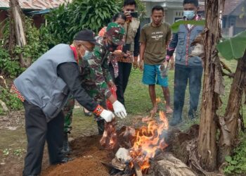 Tim pemantauan produk pangan asal hewan Dinas Bunnak Lambar musnahkan daging ayam rusak dan hati sapi mengandung cacing hati yang beredar di pasar Sebelat.dik Disbunnak