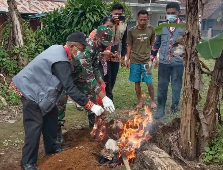 Tim pemantauan produk pangan asal hewan Dinas Bunnak Lambar musnahkan daging ayam rusak dan hati sapi mengandung cacing hati yang beredar di pasar Sebelat.dik Disbunnak