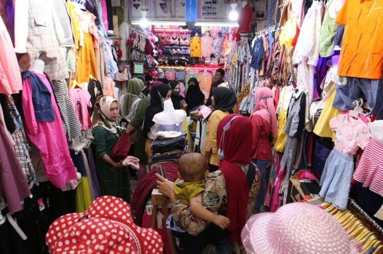 Pengunjung mulai memadati salah satu toko di Pasar Bambu Kuning, Bandar Lampung, untuk berbelanja, Minggu (2/5). (LAMPUNG POST/ZAINUDDIN)