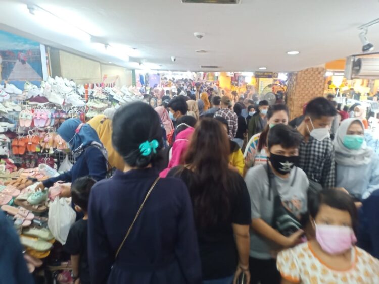 PUSAT PERBELANJAAN PADAT PENGUNJUNG. Pengunjung memadati pusat perbelanjaan Simpur Center Bandar Lampung, Minggu (9/5).  (LAMPUNG POST/SALDA ANDALA)