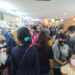 PUSAT PERBELANJAAN PADAT PENGUNJUNG. Pengunjung memadati pusat perbelanjaan Simpur Center Bandar Lampung, Minggu (9/5).  (LAMPUNG POST/SALDA ANDALA)