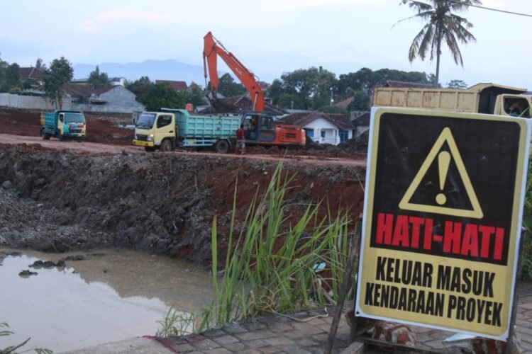 Pengerjaan proyek Plaza Living di Kelurahan Rajabasa Nunyai, Bandar Lampung, Senin (10/5).
(LAMPUNG POST/SUKISNO)