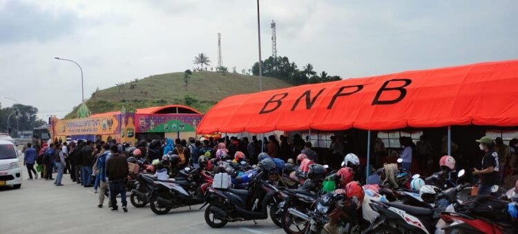 RAPID TEST PEMUDIK. Ratusan pemudik memadati pos penyekatan check point exit toll Hata, Kecamatan Bakauheni, Lampung Selatan, Selasa (18/5). Pemudik tersebut diwajibakn rapid test antigen sebagai syarat melakukan pelayaran di Pelabuhan Bakauheni.
LAMPUNG POST/PERDHANA WIBYSONO