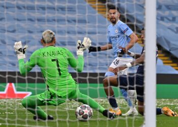 MANCHESTER CITY KALAHKAN PSG 2-0. Gelandang Manchester City Riyad Mahrez (tengah) mencetak gol pembuka pada pertandingan leg kedua semifinal Liga Champions UEFA antara Manchester City dan Paris Saint-Germain (PSG) di Etihad Stadium, Manchester, Inggris, Rabu (5/5). Manchester City mengalahkan Paris Saint-Germain 2-0 pada pertandingan tersebut.
AFP/PAUL ELLIS