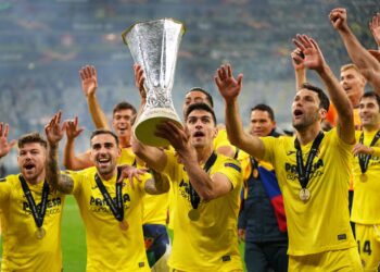 TOPSHOT - Villarreal's players celebrate with the trophy after winning the UEFA Europa League final football match between Villarreal CF and Manchester United at the Gdansk Stadium in Gdansk on May 26, 2021. (Photo by Michael Sohn / POOL / AFP)