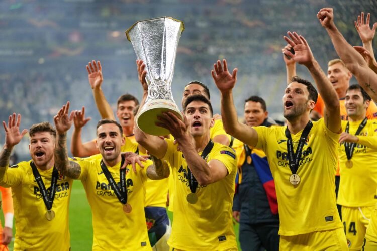 TOPSHOT - Villarreal's players celebrate with the trophy after winning the UEFA Europa League final football match between Villarreal CF and Manchester United at the Gdansk Stadium in Gdansk on May 26, 2021. (Photo by Michael Sohn / POOL / AFP)