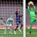 CELTA VIGO KALAHKAN BARCELONA. Penjaga gawang Barcelona Marc-Andre ter Stegen melakukan penyelamatan pada pertandingan sepak bola Liga Spanyol antara FC Barcelona dan RC Celta de Vigo di Stadion Camp Nou, Barcelona, Senin (17/5). Barcelona resmi tersingkir dari perburuan gelar juara La Liga setelah ditaklukkan 1-2 oleh Celta Vigo.
AFP/PAU BARRENA
