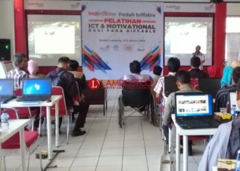 Penyandang Disabilitas mendapatkan pelatihan untuk menambah skil dan pengetahuan agar bisa terjun ke dunia kerja. (DOK.LAMPUNG POST)