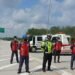 Pengelola jalan tol melakukan penyekatan kendaraan yang ingin masuk pintu tol Ruas Terpeka Mesuji. (Dok. HK)