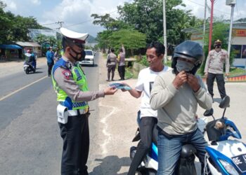 Satlantas Polres Pringsewu membagikan masker di sejumlah titik di wilayah Pringsewu. (dok)