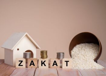Menunaikan zakat dalam bentuk uang maupun bahan pokok. (DOK)