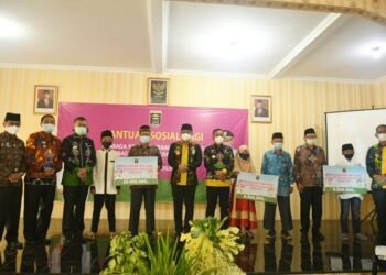 Wali Kota dan Wakil Wali Kota Metro, Wahdi Siradjuddin dan Qomaru Zaman usai menyerah bantuan di Kota Metro. Pasang ini telah menjalankan sejumlah program prioritas 100 hari pertama kerja pada saat memimpin Bumi Sai Wawai.
ISTIMEWA