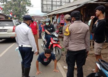 Tim Patroli Satuan Tugas Penanganan Covid-19 Kota Bandar Lampung saat pengawasan serta mengimbau penerapan protokol kesehatan di semua titik yang ada di Kota Tapis Berseri.
n ISTIMEWA