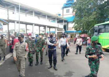 Tim Patroli Satuan Tugas Penanganan Covid-19 Kota Bandar Lampung saat pengawasan serta mengimbau penerapan protokol kesehatan di semua titik yang ada di Kota Tapis Berseri.
ISTIMEWA