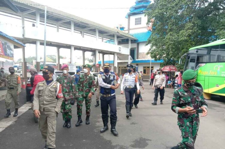 Tim Patroli Satuan Tugas Penanganan Covid-19 Kota Bandar Lampung saat pengawasan serta mengimbau penerapan protokol kesehatan di semua titik yang ada di Kota Tapis Berseri.
ISTIMEWA