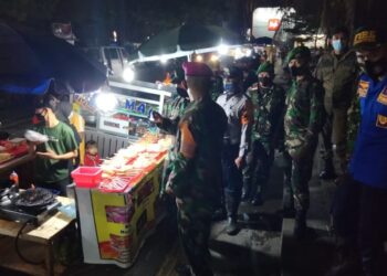 Tim Patroli Satuan Tugas Penanganan Covid-19 Kota Bandar Lampung saat pengawasan serta mengimbau penerapan protokol kesehatan di semua titik yang ada di Kota Tapis Berseri.
ISTIMEWA